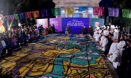 Presentan Chema Fraustro y estudiantes Pan de Muerto Monumental en Saltillo