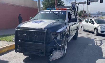 Patrulla no alcanza a pasar y colisiona en Saltillo