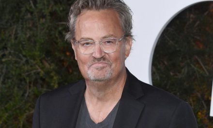 Compañeros de Matthew Perry en Friends asisten al funeral del actor