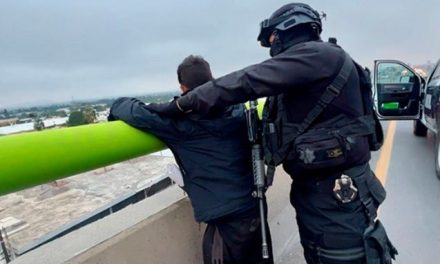 Policías municipales de Saltillo impiden suicidio en El Sarape