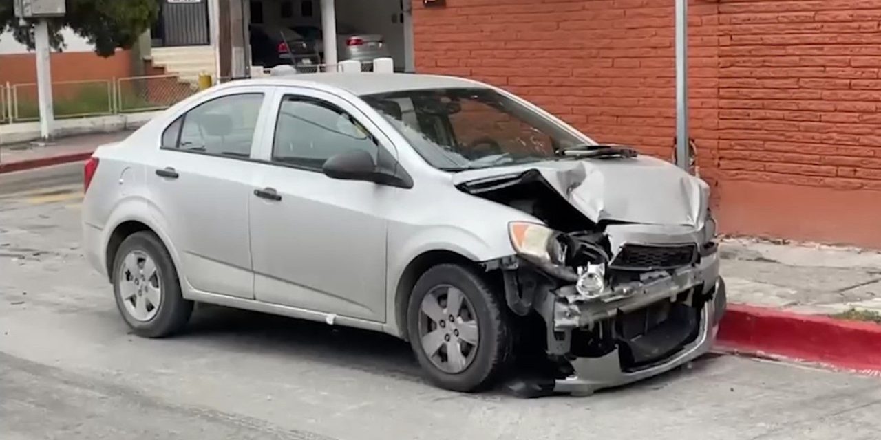 Se pasa el rojo y provoca accidente en Saltillo