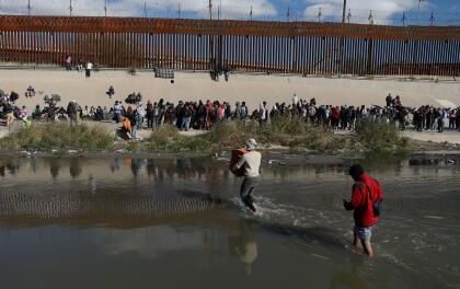 EU cierra de nuevo puente internacional por desbandada de migrantes