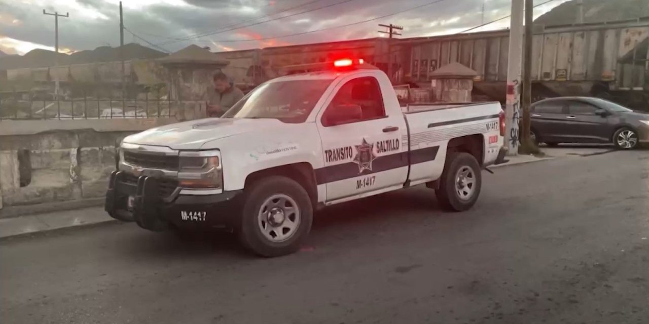 Quiso ganarle el paso al tren y termina causando un accidente en Saltillo