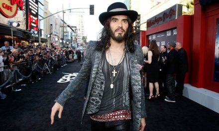 Russell Brand enfrenta nueva acusación de abuso en el set de ‘Arthur’