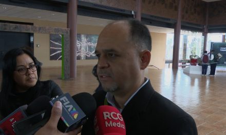 Santa Claus listo para recibir las cartas de todos los niños de Saltillo