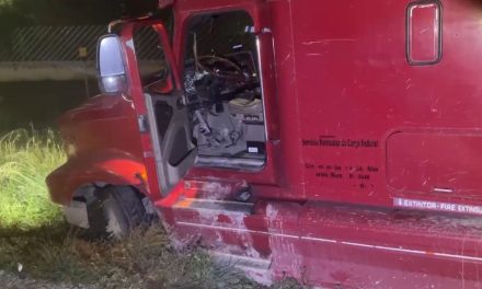 Se le acabó la calle y tráiler termina atorado en Saltillo