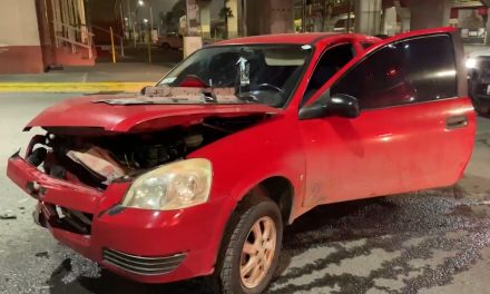 Se pasó el rojo y provocó accidente en Saltillo
