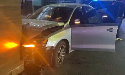 Se quedó sin carro y sin novia… arranque de ira lo lleva a chocar contra centro comercial en Saltillo