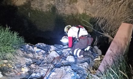 Hombre sufre fractura tras salir volando y terminar al fondo de un arroyo en Saltillo