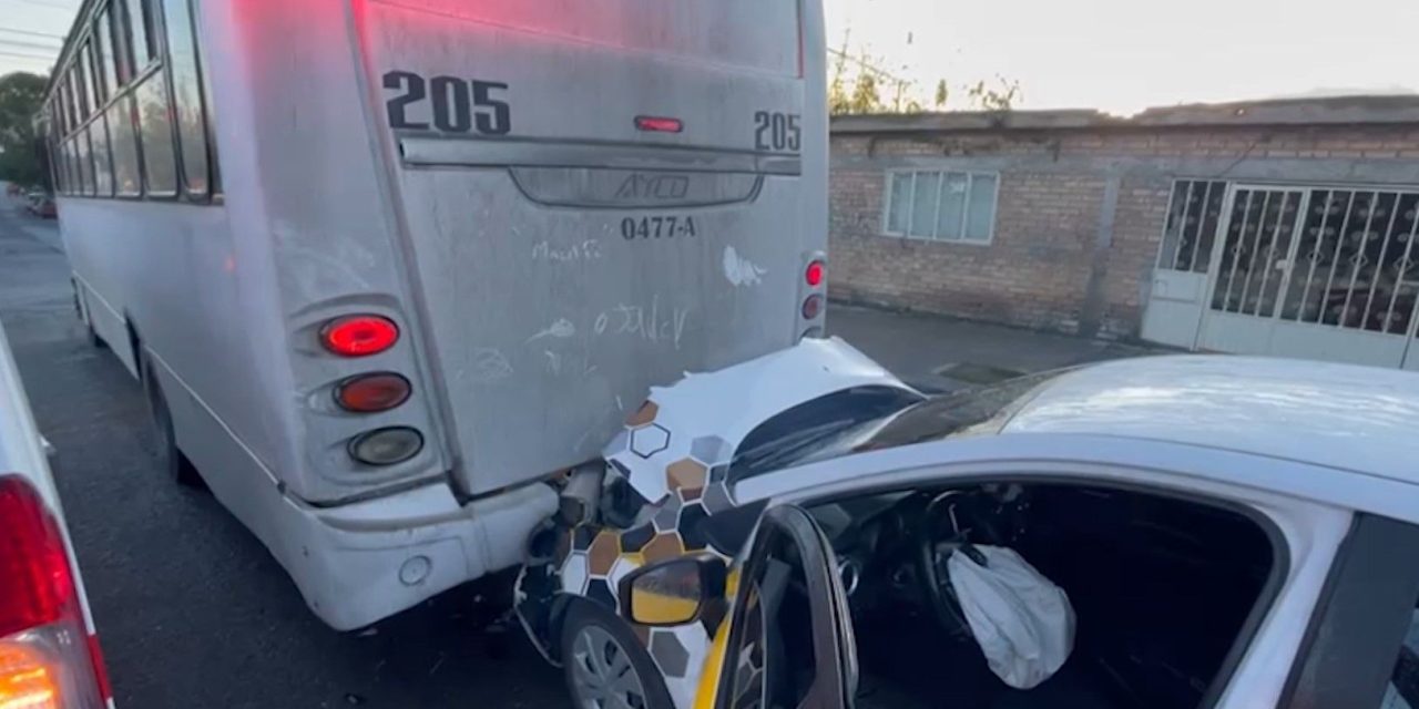 Taxista choca por alcance en Saltillo