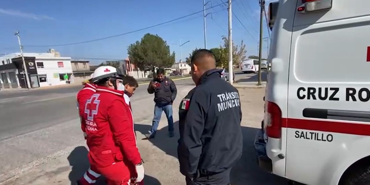 Conduce su bicicleta en estado inconveniente y cae para terminar con una lesión en su cabeza en Saltillo