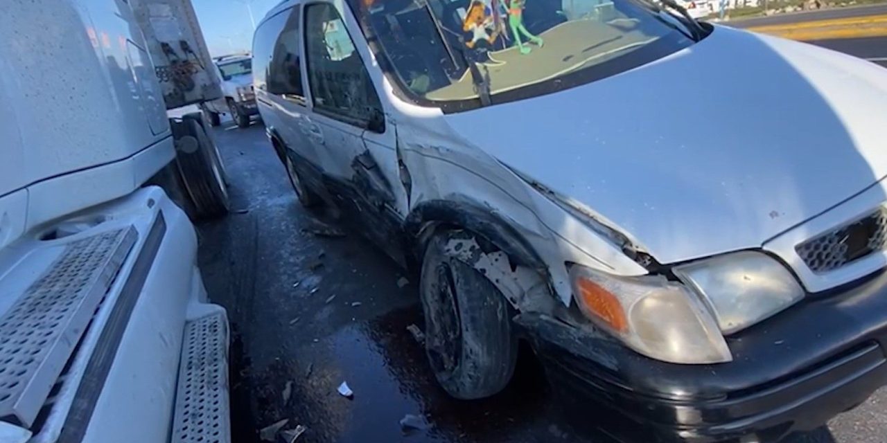Trailero provoca accidente en Saltillo