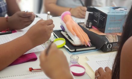 Impulsan a las mujeres emprendedoras, ofrecen cursos de uñas y tecnologías domésticas
