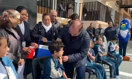 Aplican 300 vacunas contra influenza a menores en el colegio Nicolás Bravo