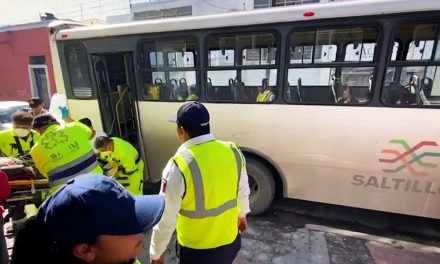 Muere chofer de combi en Saltillo al llegar al hospital víctima de un infarto