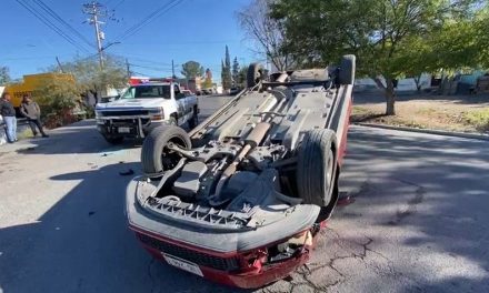 Hombre vuelca debido al exceso de velocidad en Saltillo