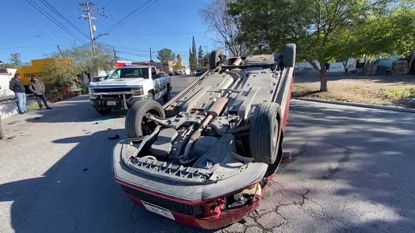 Hombre vuelca debido al exceso de velocidad en Saltillo