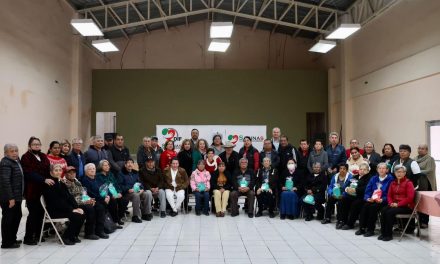 Celebran posada de adultos mayores que son empacadores en Sabinas