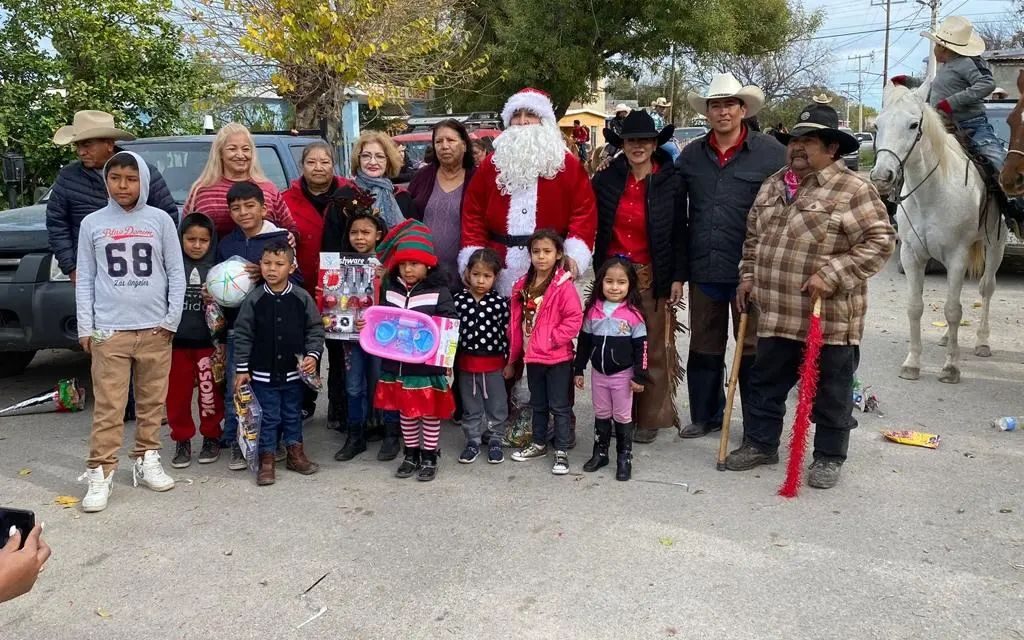 Cabalgantes llevan juguetes a los niños