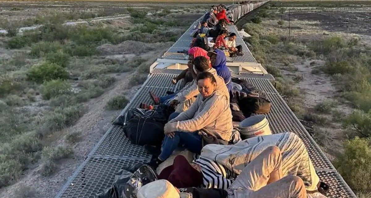 Pasan hasta 700 migrantes en ‘La Bestia’