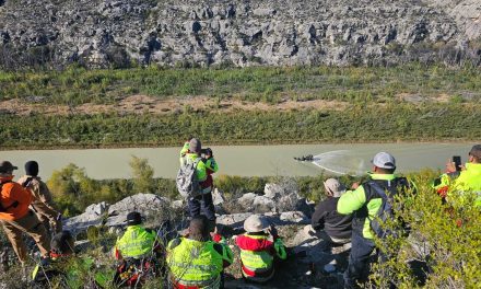Autoridades rescatan a indocumentados de un barranco