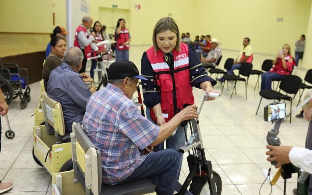 Recibe DIF Acuña aparatos para discapacitados