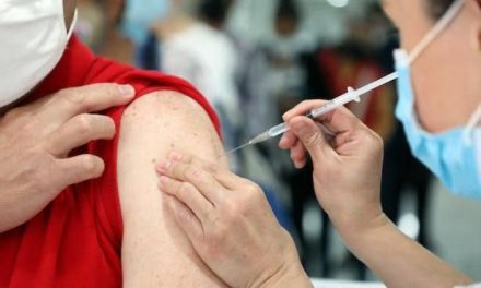 Llaman a vacunarse contra el COVID-19 y la influenza en Acuña