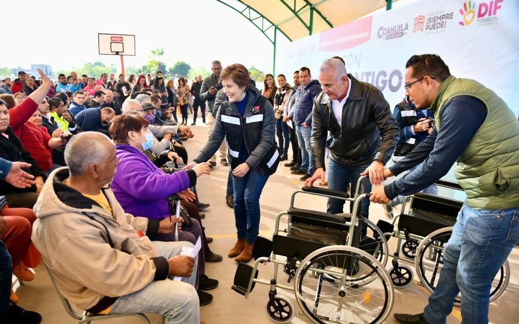 Alcalde de Torreón entrega techumbre y encabeza brigada de servicios