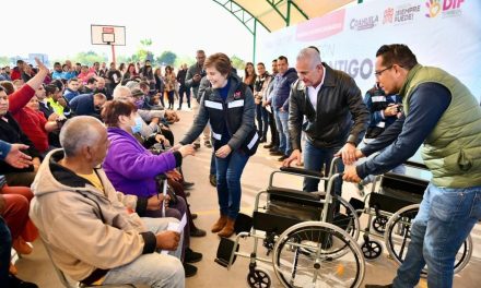 Alcalde de Torreón entrega techumbre y encabeza brigada de servicios