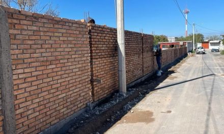 Avanza la construcción de bardas en escuelas en Torreón