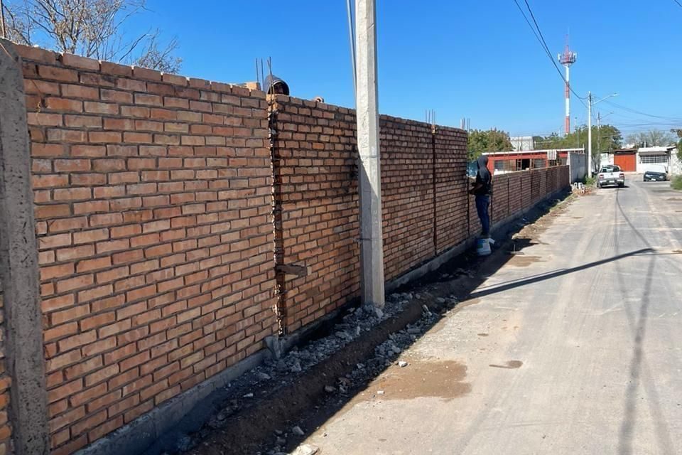 Avanza la construcción de bardas en escuelas en Torreón