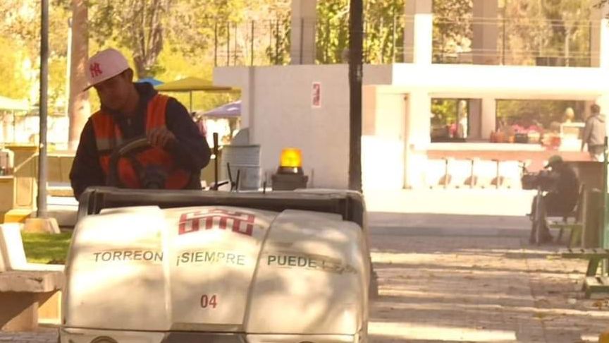 Brindan mantenimiento a Plaza de Armas y Alameda en Torreón