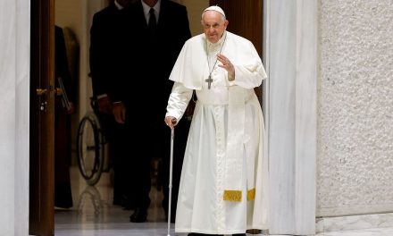 Critican al Papa Francisco por legalizar bendiciones a parejas gay
