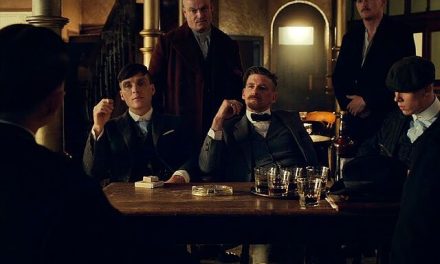 Netflix explora spin-offs de éxitos: Merlina y Peaky Blinders en la mira