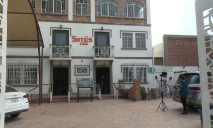 Maestros se manifiestan; exigen un incremento salarial digno de un educador