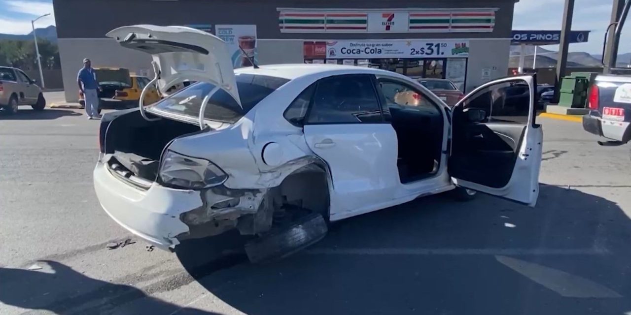 Acelerado conductor se brinca el camellón en Saltillo e impactó a dos vehículos