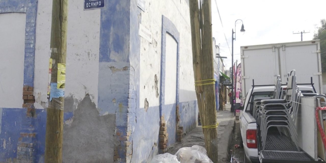 Comerciantes reparan poste en zona centro de Ramos Arizpe