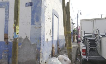Comerciantes reparan poste en zona centro de Ramos Arizpe
