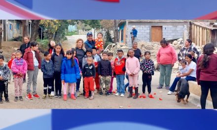 Alejandro Villarreal sigue con su labor social en favor de familias campesinas de la sierra de Arteaga