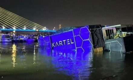 Barco que fungía como discoteca en Serbia se hunde con más de 100 personas a bordo