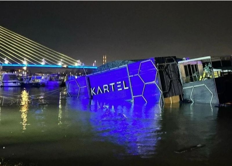 Barco que fungía como discoteca en Serbia se hunde con más de 100 personas a bordo