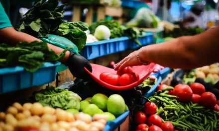 Empresas alimenticias se comprometen a no aumentar precios de la canasta básica en México