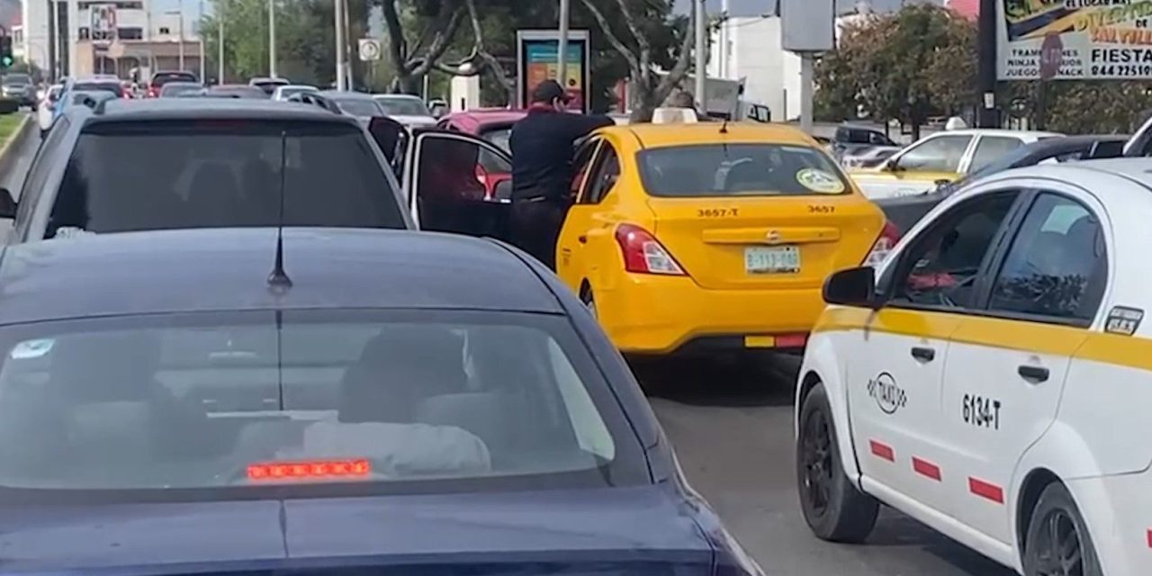 Saltillo: Casi se agarran a golpes taxista y particular