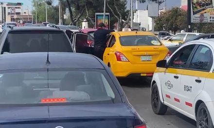Saltillo: Casi se agarran a golpes taxista y particular