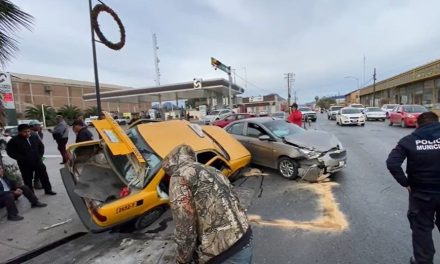 Aparatoso choque en el centro de Saltillo