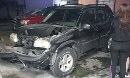 Joven confunde los pedales y choca contra un negocio en Saltillo