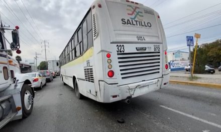Cumbiero impacta a siete vehículos en Saltillo luego de que le fallaran los frenos