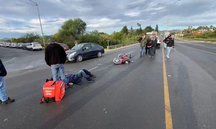 Conductora derriba a motociclista en Saltillo