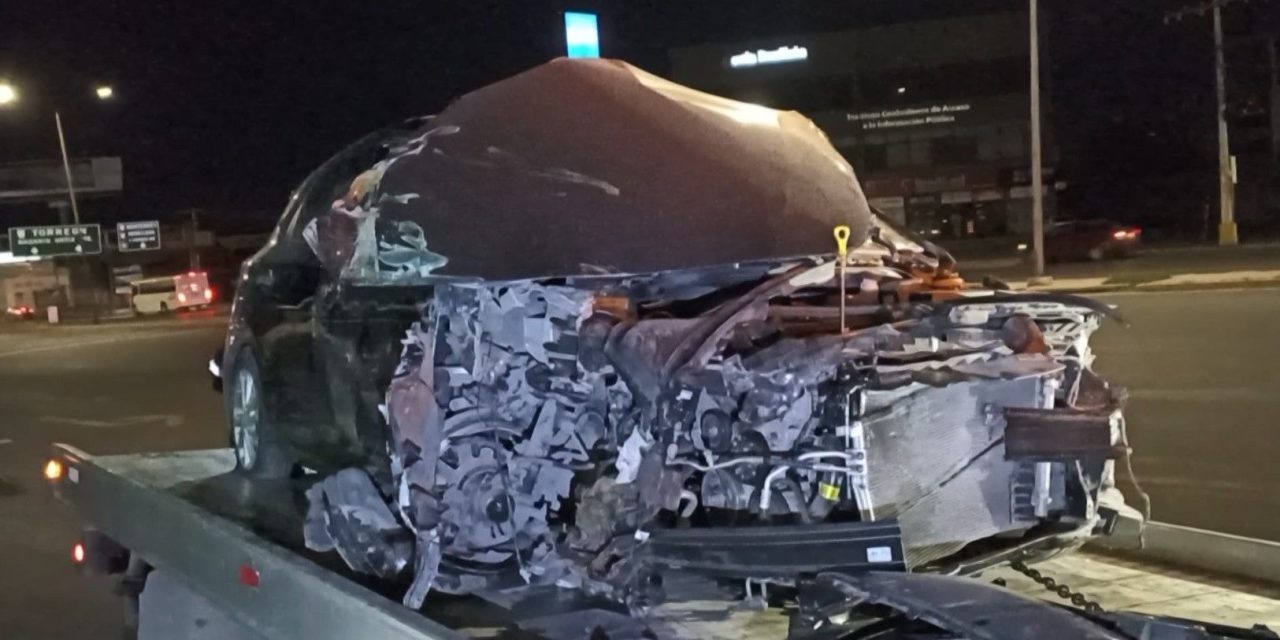 Destroza su auto sobre el puente en Saltillo