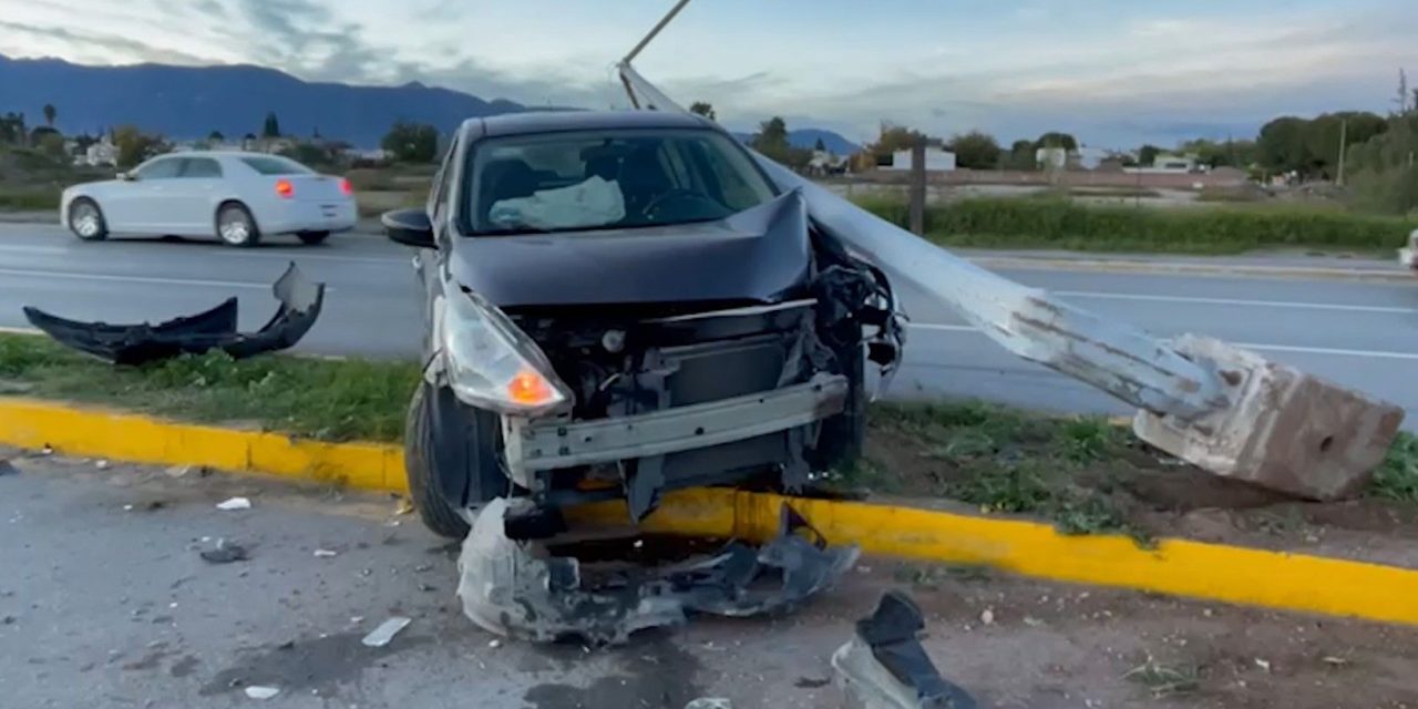 Destroza su auto y una luminaria en Saltillo